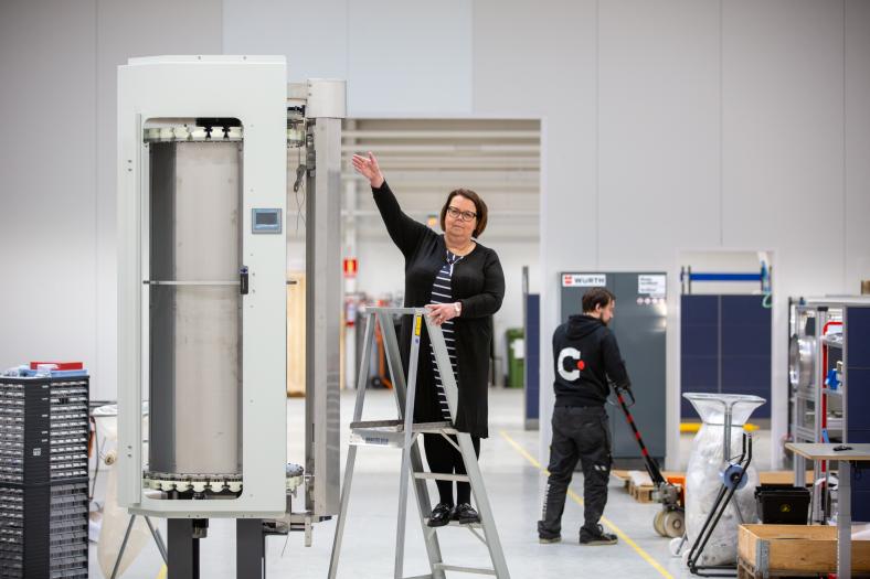 Manutecin toimitusjohtaja Kirsi Junnilainen esittelee Flexmillin nauhamakasiinia.